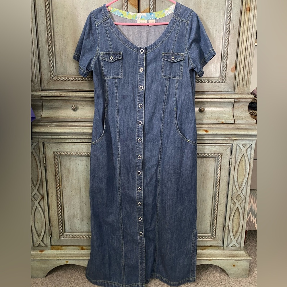 Long denim dress with scoop neck, shirt sleeves and pockets